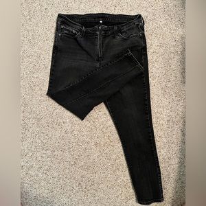 Levi’s Black Washed Crop Jeans